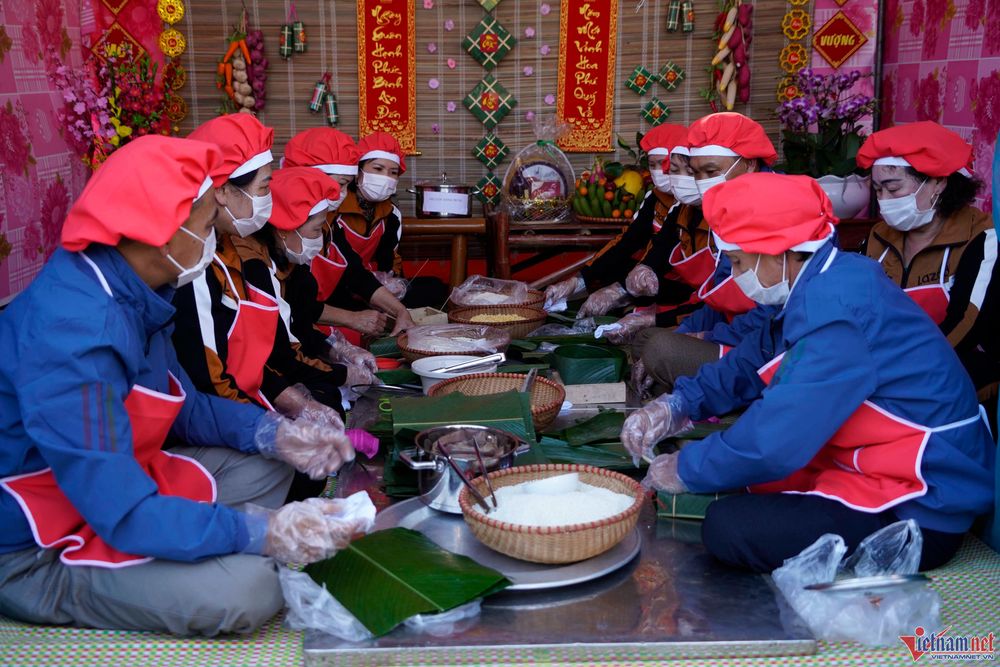 Mỗi thôn tại xã Hạ Long sẽ cử người đại diện đi lấy nguyên liệu về gói bánh.