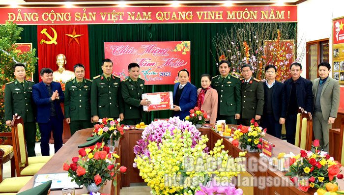 Đồng chí Nguyễn Quốc Đoàn, Ủy viên Trung ương Đảng, Bí thư Tỉnh ủy tặng quà Tết cho Đồn Biên phòng Bình Nghi