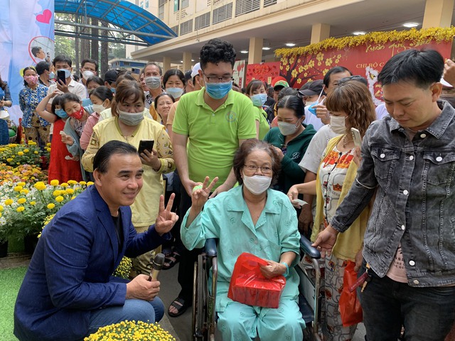 MC Quyền Linh đến thăm và trao quà cho các bệnh nhân tham quan tại Đường hoa xuân Chợ Rẫy.