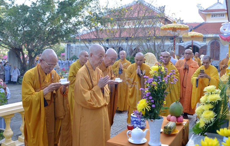 Trưởng lão Hòa thượng Thích Trí Quảng và chư vị Hòa thượng tưởng niệm trước bảo tháp chư vị Tổ sư tại tổ đình Thiên Thai - Ảnh: Bảo Toàn/BGN