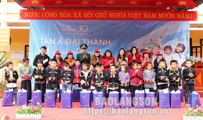 Đại diện ban tổ chức tặng quà cho các em học sinh có hoàn cảnh khó khăn tại trường PTDTBT Tiểu học và THCS xã Thanh Loà.