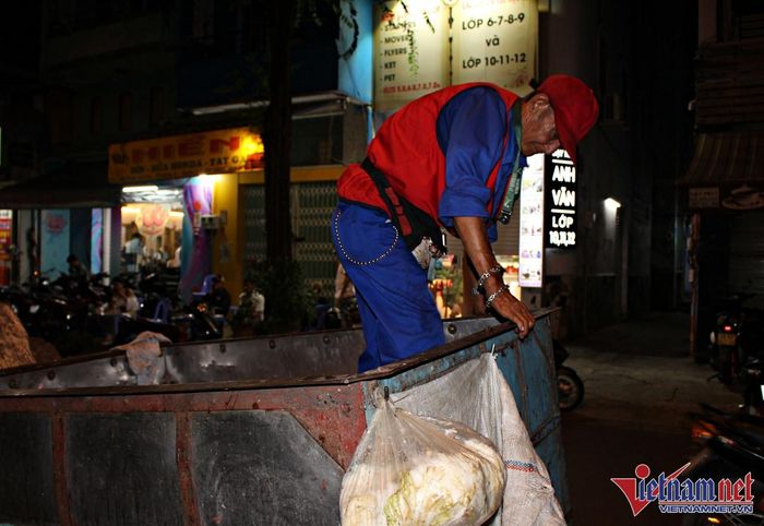 Đêm xuống, "chủ tịch rác" lại cùng vợ đi thu gom rác sinh hoạt.