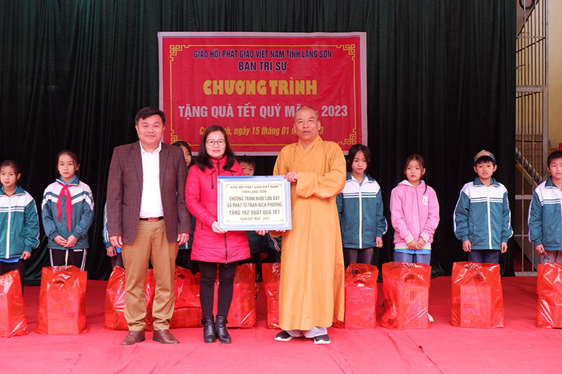 Phật giáo tỉnh Lạng Sơn tặng quà Tết cho các em học sinh vùng cao huyện Tràng Định