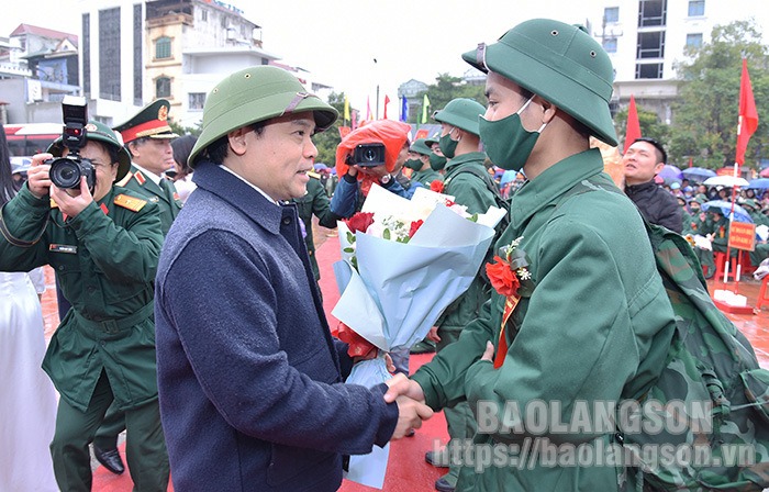 Đồng chí Nguyễn Quốc Đoàn, Ủy viên Trung ương Đảng, Bí thư Tỉnh ủy Lạng Sơn tặng hoa, động viên tân binh lên đường nhập ngũ.