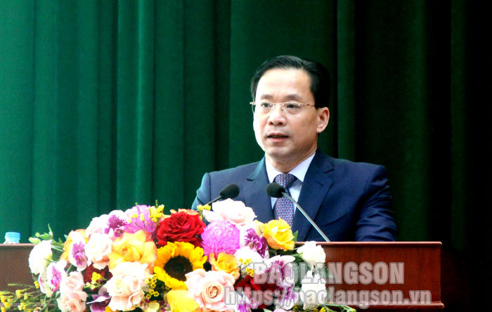 Đồng chí Hoàng Văn Nghiệm, Phó Bí thư Thường trực Tỉnh ủy, Trưởng Đoàn đại biểu Quốc hội tỉnh phát biểu chỉ đạo tại hội nghị