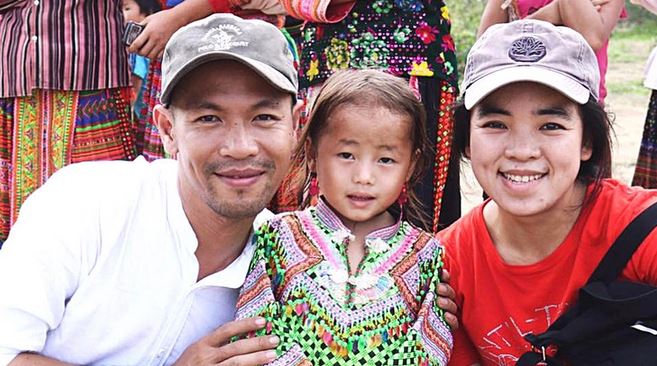 Nguyễn Thái Lam (trái) đến với các em nhỏ vùng cao trong các chuyến từ thiện với những món quà trong khả năng của mình - Ảnh: L.Đ.L.