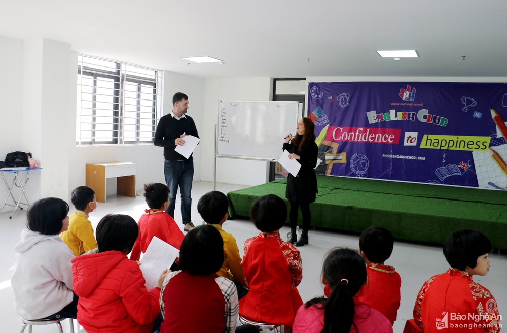 Lớp học tiếng Anh dành cho học sinh ở Làng trẻ em SOS Vinh. Ảnh: Mỹ Hà