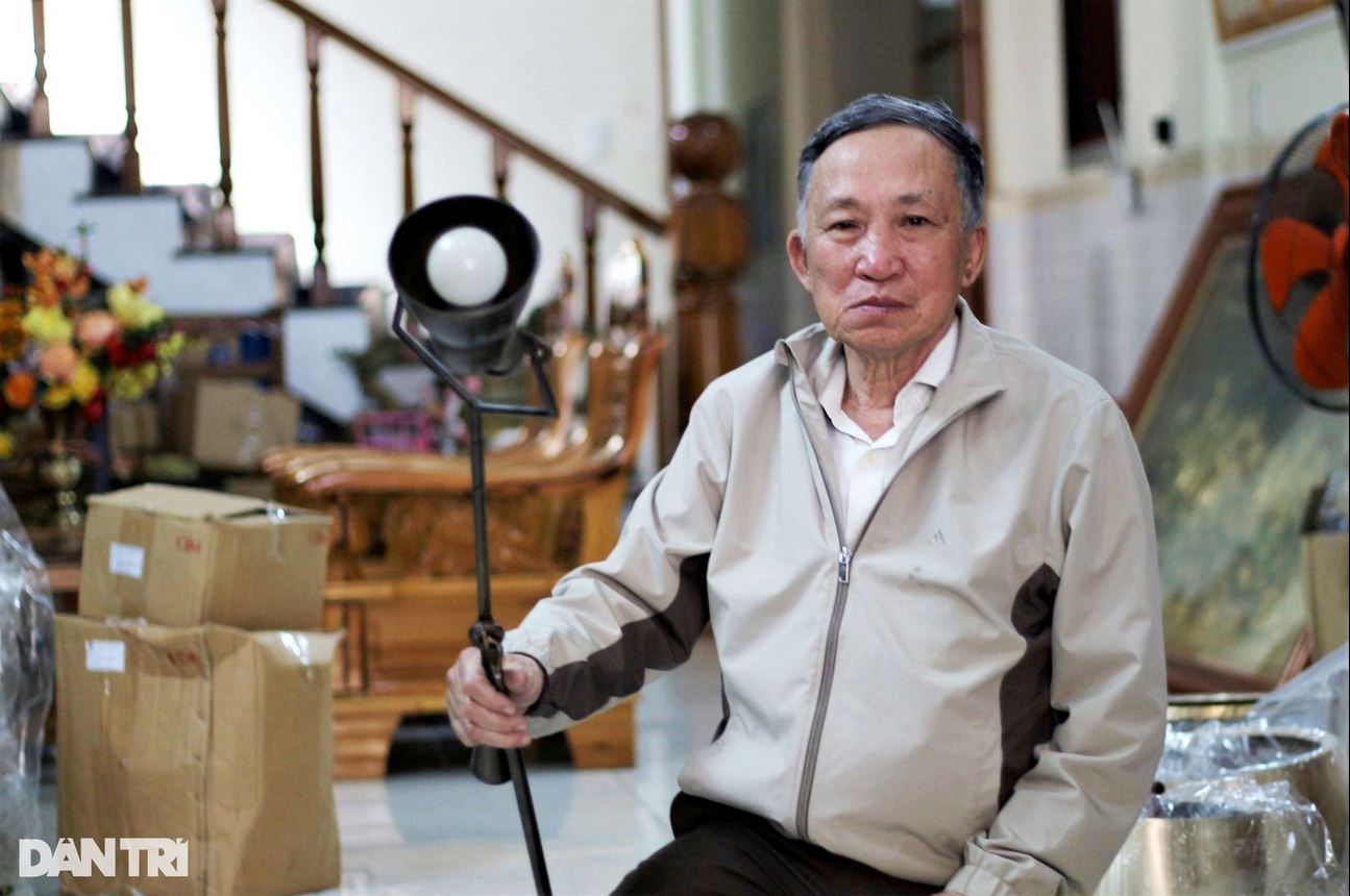 Nghệ nhân ưu tú Dương Ngọc Thắng (69 tuổi), một trong những người "giữ lửa" làng nghề đúc đồng cổ Phước Kiều (Ảnh: Ngô Linh).