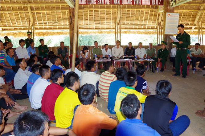 Cán bộ Biên phòng tại Kon Tum tuyên truyền cho người dân ở các xã vùng biên về xóa bỏ hủ tục, thay đổi nếp nghĩ cách làm vươn lên thoát nghèo.
