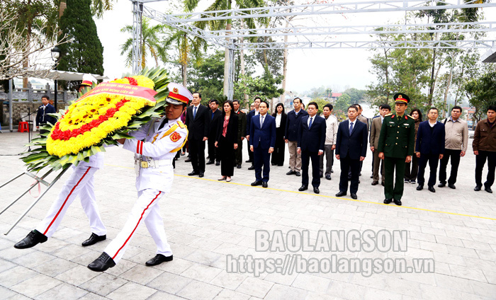 Đoàn công tác của tỉnh Lạng Sơn dâng hương tưởng nhớ các anh hùng liệt sỹ tại nghĩa trang quốc gia Vị Xuyên