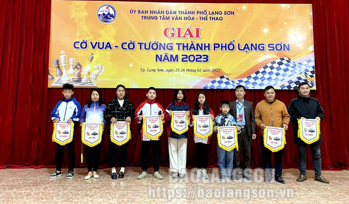 Ban Tổ chức trao cờ lưu niệm cho các đoàn vận động viên tham gia giải đấu