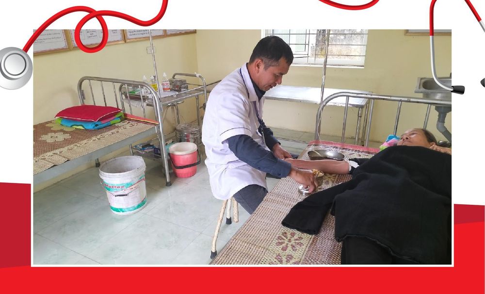 Điều dưỡng Nguyễn Văn Lâm thăm khám bệnh nhân. Ảnh: Thu Hương