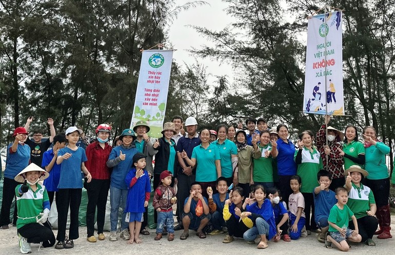 Các tình nguyện viên tham gia ngày hội "Clean day" tại X.Quỳnh Nghĩa, H.Quỳnh Lưu, Nghệ An.