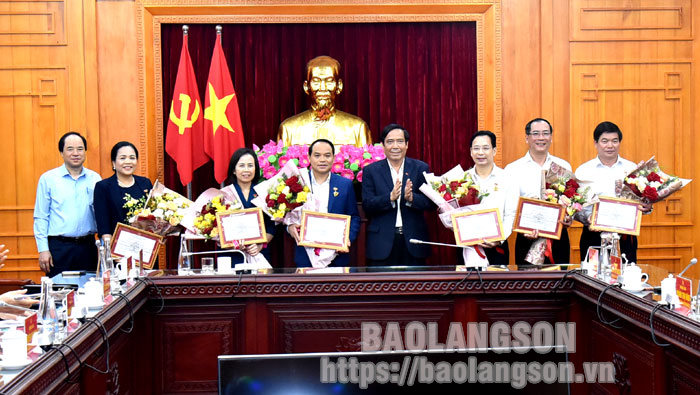 Lãnh đạo Trung ương Hội Người cao tuổi Việt Nam trao kỷ niệm chương cho các đồng chí lãnh đạo tỉnh