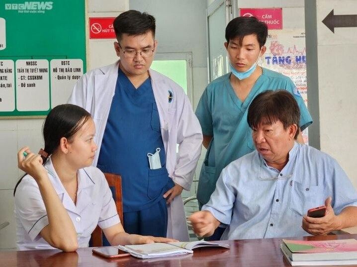 Bác sĩ Luân Thanh Trường (người ngồi bên phải) cùng các bác sĩ trẻ tăng cường cho xã đảo đang hội chẩn về bệnh nhân nữ 20 tuổi sốt bất thường trong thai kỳ.