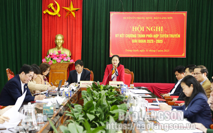 Đồng chí Bí thư Huyện uỷ Tràng Định phát biểu tại hội nghị