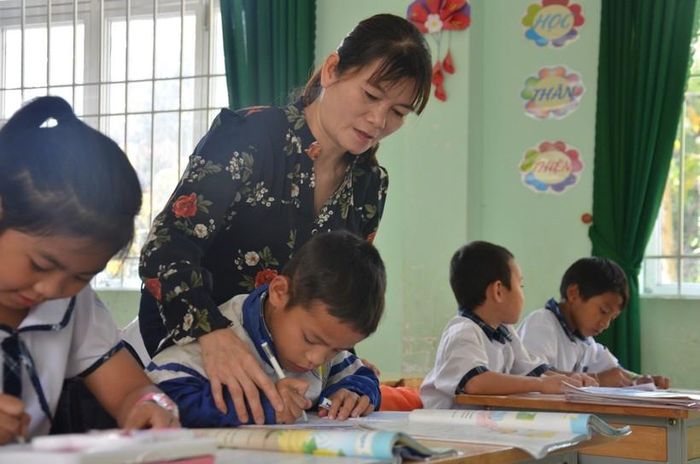 Cô Bùi Thị Trinh cũng dành tình yêu đặc biệt với giáo dục vùng cao Sơn Tây (Quảng Ngãi).