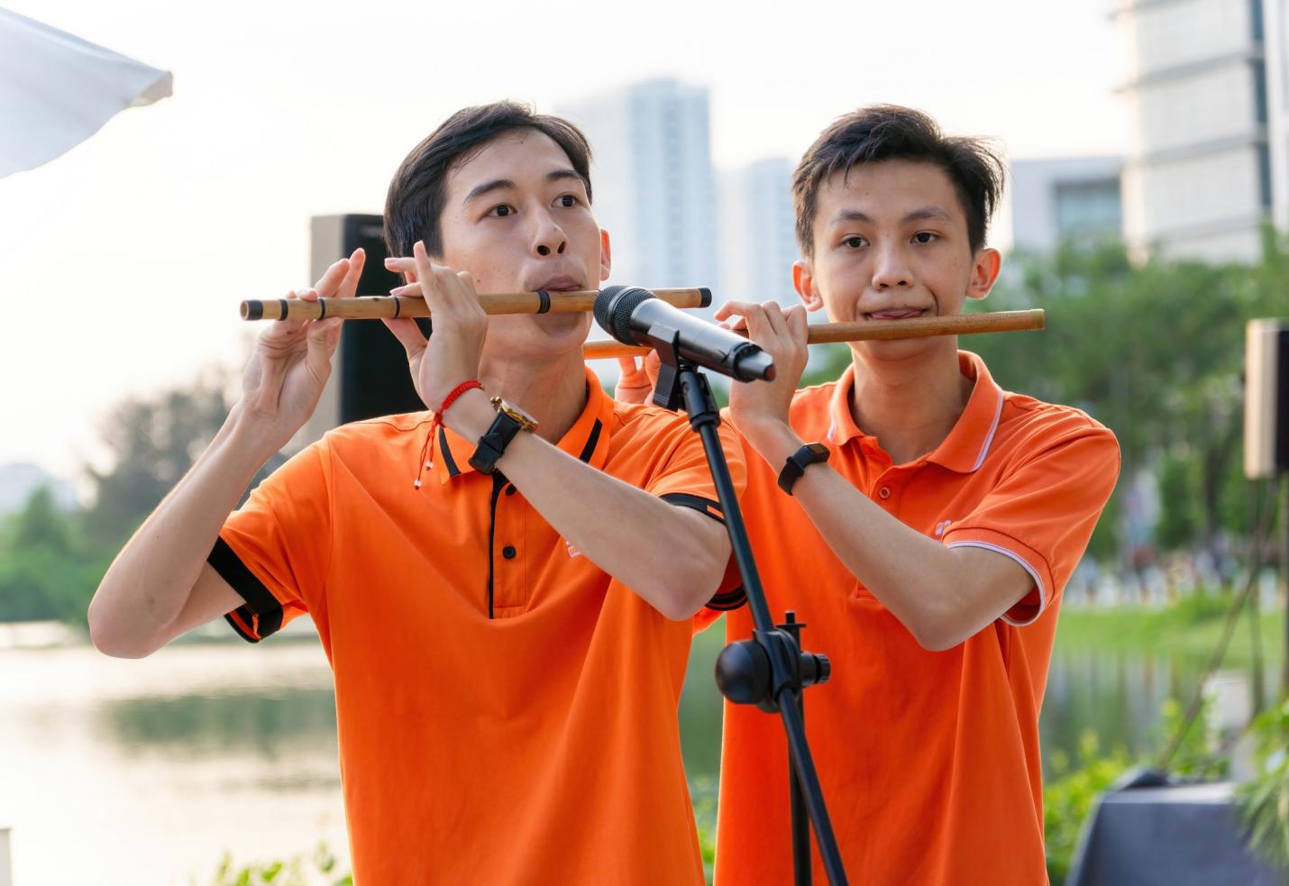 Với Quang (bên trái), việc giải đề Toán như một cuộc dạo chơi sẽ giúp đạt hiệu quả tốt nhất
