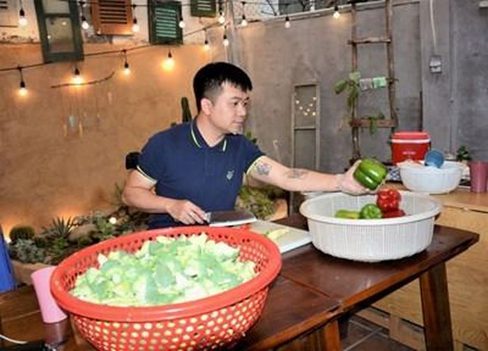 Trần Trung Kiên chuẩn bị nguyên liệu nấu cơm cho các bé tại "Tiệm cơm 1k".