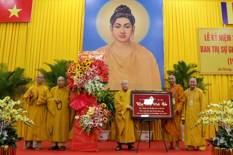 TƯGH tặng hoa và khánh vàng chúc mừng Phật giáo tỉnh An Giang