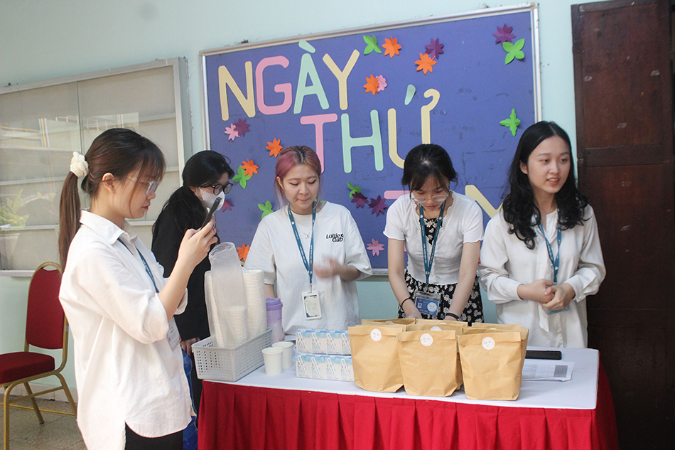 Sinh viên Ngoại giao tổ chức sự kiện chăm sóc sức khỏe tinh thần cho gần 400 người nhà bệnh nhân nhi