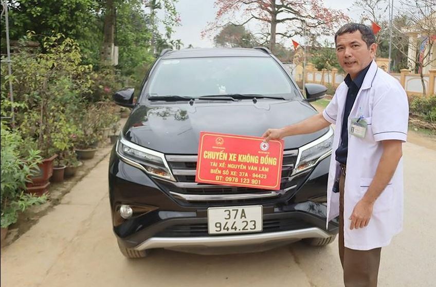 Ông Nguyễn Văn Lâm bên chiếc xe cấp cứu 0 đồng đã giúp được nhiều bệnh nhân, người nghèo đến bệnh viện kịp thời. Ảnh: ĐẮC LAM
