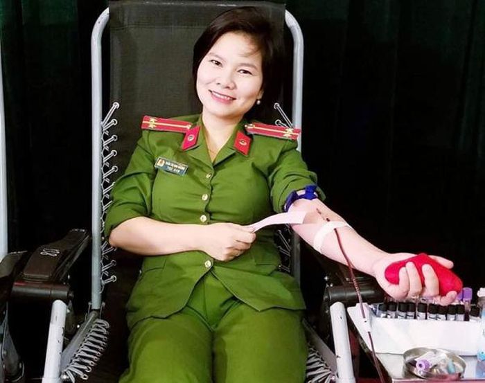 Thượng úy Trần Thị Mai Hương trong một lần tham gia hiến máu tình nguyện.