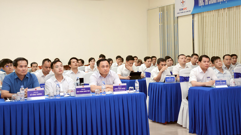 Đồng chí Lương Trọng Quỳnh, Phó Chủ tịch UBND tỉnh Lạng Sơn (thứ 3 từ trái qua) dự Hội nghị tại điểm cầu tỉnh Lạng Sơn