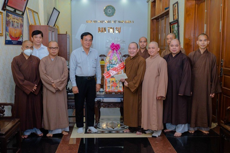 Ông Nguyễn Duy Tân tặng quà chúc mừng Phật đản đến chư tôn đức Ban Trị sự GHPGVN Q.3, TP.HCM