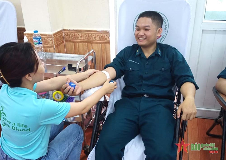 Chiến sĩ Nguyễn Khánh Hưng tham gia hiến máu tại Ngày hội hiến máu tình nguyện năm 2023.