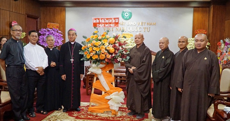 Ngài Tổng Giám mục Giuse Nguyễn Năng tặng hoa chúc mừng Phật đản đến chư tôn đức Ban Trị sự GHPGVN TP.HCM