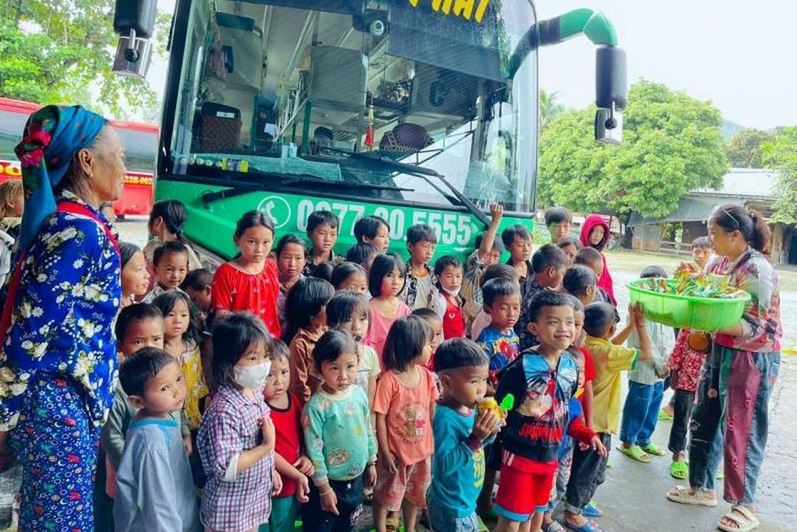 Những ngày hè, mỗi ngày có hàng chục trẻ em ở các huyện miền núi Nghệ An vào miền Nam thăm bố mẹ.