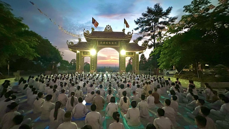 300 khóa sinh tham dự khóa tu mùa hè “Theo dấu chân Phật” tại thiền viện Trúc Lâm Hàm Rồng