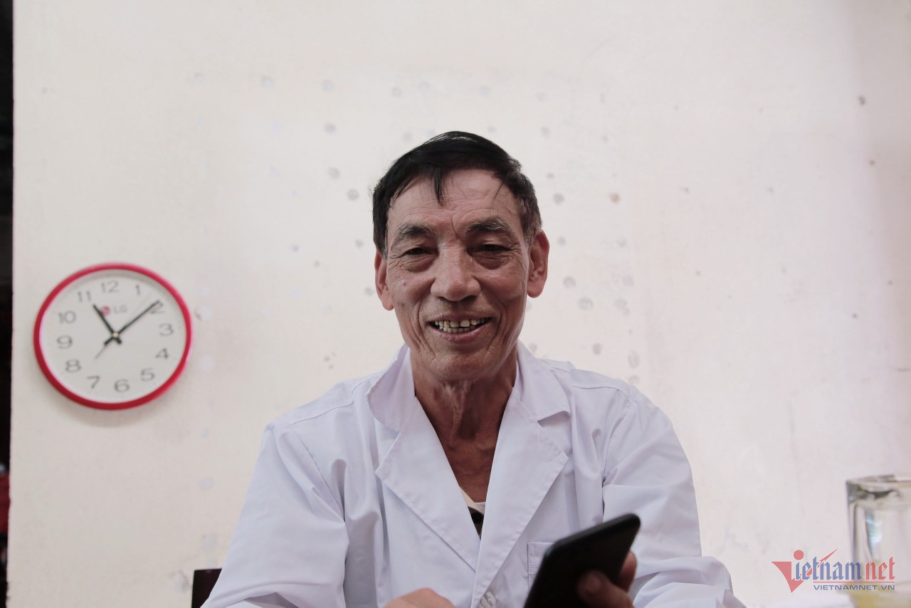 Ông Phan Kim có hơn 30 năm "làm bạn với xác chết". Ảnh Thiện Lương
