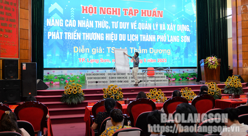 Tiến sĩ Lê Thẩm Dương truyền đạt kiến thức cho các đại biểu tại hội nghị tập huấn