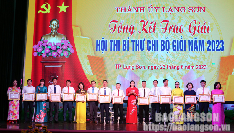 Các tập thể được nhận giấy khen của Ban Thường vụ Thành ủy vì đã có thành tích xuất sắc trong tổ chức, tham gia hội thi Bí thư Chi bộ giỏi thành phố Lạng Sơn năm 2023.