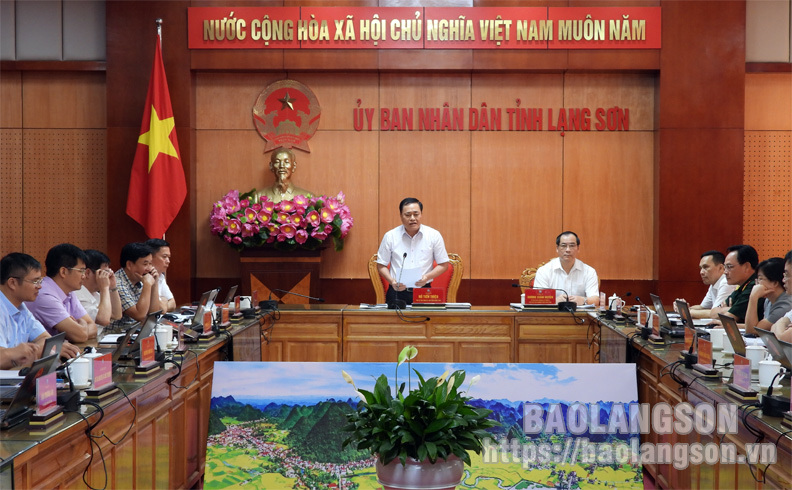 Đồng chí Hồ Tiến Thiệu, Phó Bí thư Tỉnh ủy, Chủ tịch UBND tỉnh phát biểu tham luận tại phiên họp