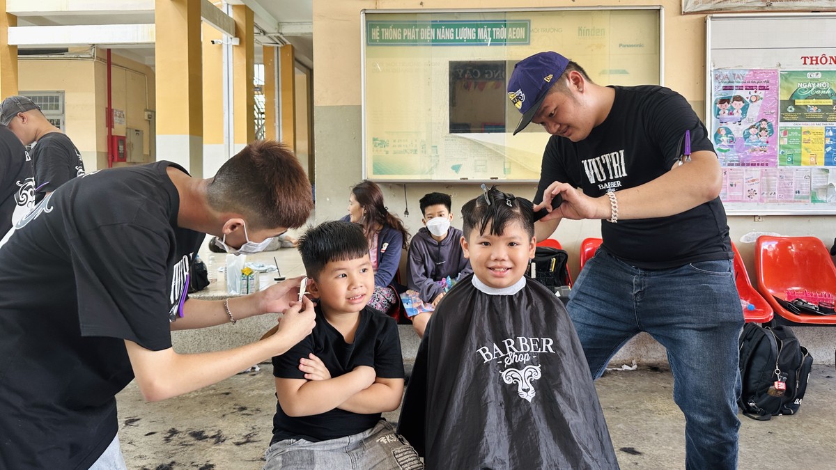 Cuối tuần, người dân rủ nhau đi cắt tóc miễn phí thiệt vui