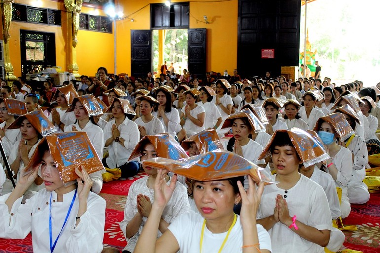 Các Phật tử thành kính dâng y tắm mưa đến chư Tăng tại thiện viện Phước Sơn