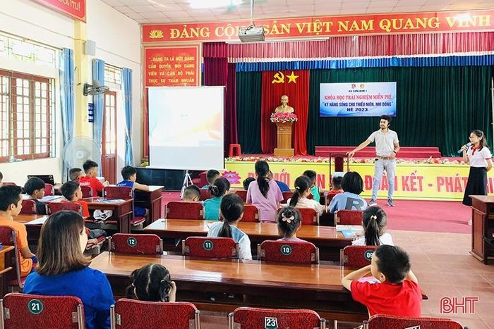 Các em học sinh ở xã biên giới Sơn Kim 1 (Hương Sơn) tham gia khóa học kỹ năng sống miễn phí.