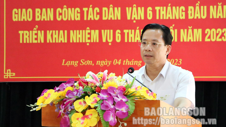 Đồng chí Hoàng Văn Nghiệm, Phó Bí thư Thường trực Tỉnh ủy, Trưởng Đoàn đại biểu Quốc hội tỉnh phát biểu tại hội nghị