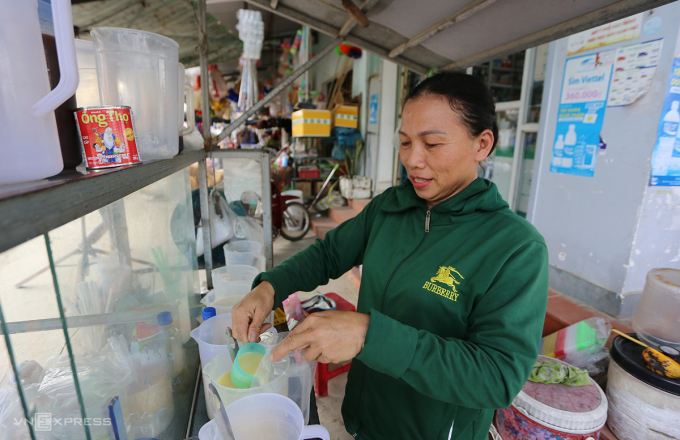 Bà Đào Thị Hải buôn bán sữa đậu nành và các loại nước uống. Ảnh: Đắc Thành