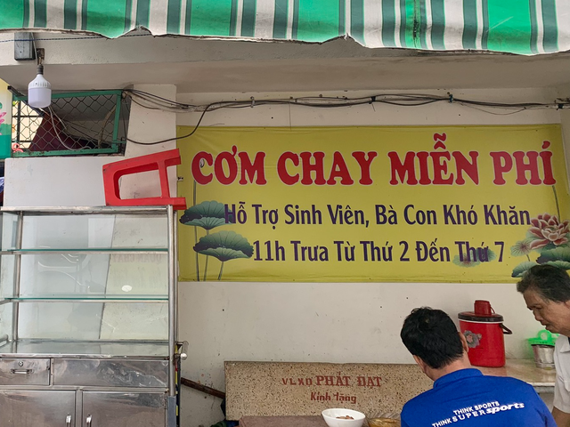 Quán lẩu chay ở TP.HCM phục vụ cơm trưa miễn phí cho người nghèo