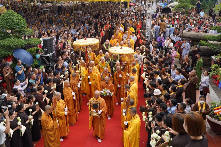 Tăng Ni, Phật tử cung đón Đức Pháp chủ và chư tôn đức giáo phẩm GHPGVN quang lâm thăm Phật giáo tỉnh Thái Nguyên.