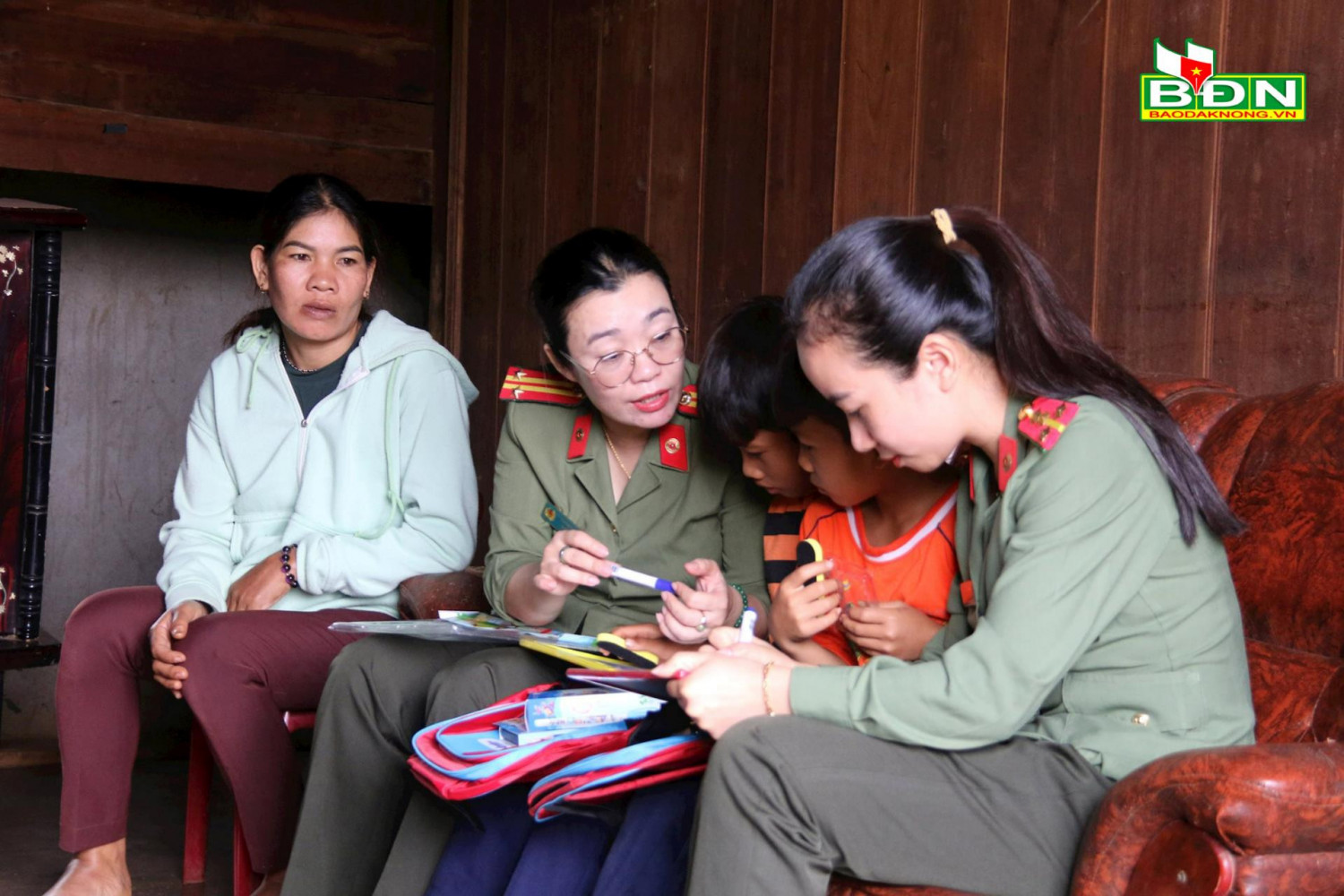 Hội Phụ nữ Công an tỉnh Đắk Nông đã nhận đỡ đầu 2 em cho đến năm 18 tuổi, với mức hỗ trợ 1 triệu đồng/tháng.