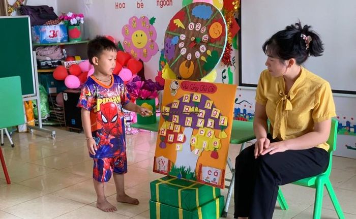 Các bé Trường Mầm non Tỏa Tình (Điện Biên) học tiếng Việt qua các trò chơi.