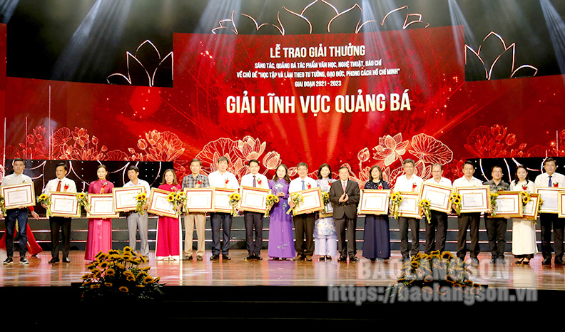 Phó Chủ tịch nước Võ Thị Ánh Xuân và đồng chí Phó Trưởng Ban Tuyên giáo Trung ương Lại Xuân Môn trao giải thưởng cho các tập thể đạt giải thưởng lĩnh vực quảng bá