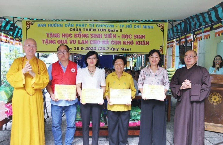 Ban Hướng dẫn Phật tử TP.HCM, chùa Thiên Tôn trao quà đến sinh viên