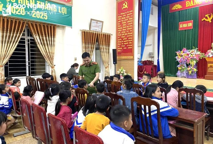 Lớp học Tiếng Anh đặc biệt của Phó trưởng công an xã ở Nghệ An