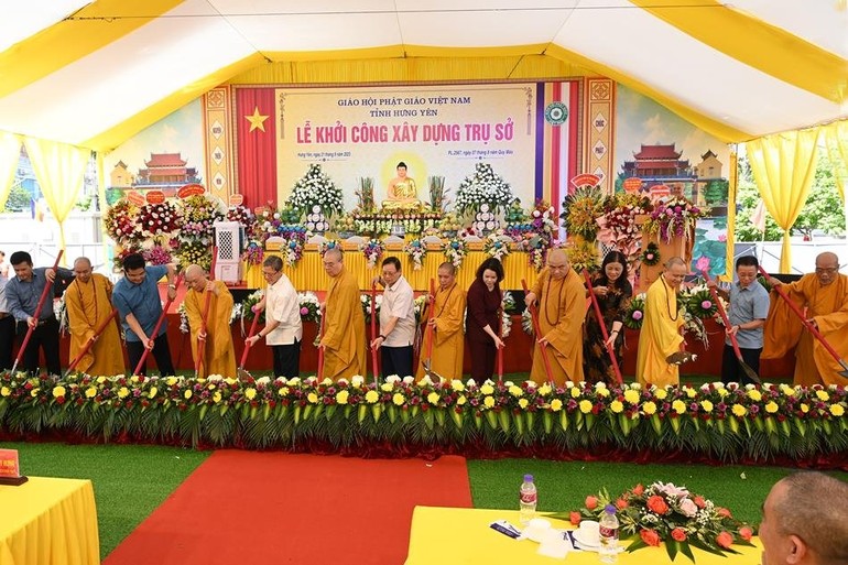 Chư tôn đức và đại diện lãnh đạo tỉnh thực hiện nghi thức khởi công xây dựng Trụ sở Ban Trị sự tỉnh Hưng Yên.